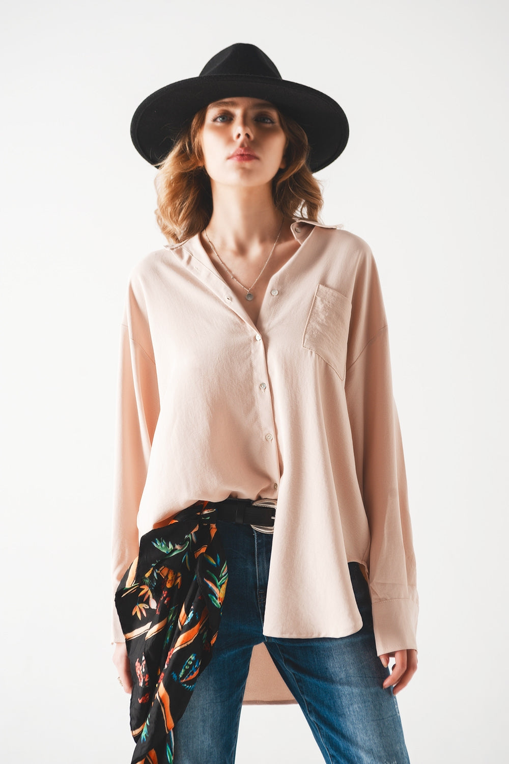 Camisa bege com detalhe de bolsillo