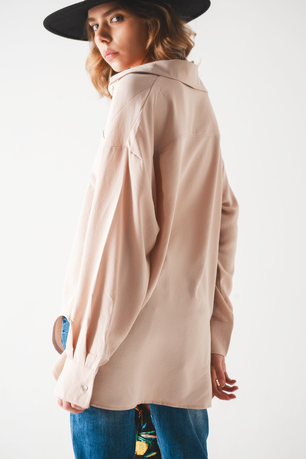 Camisa bege com detalhe de bolsillo