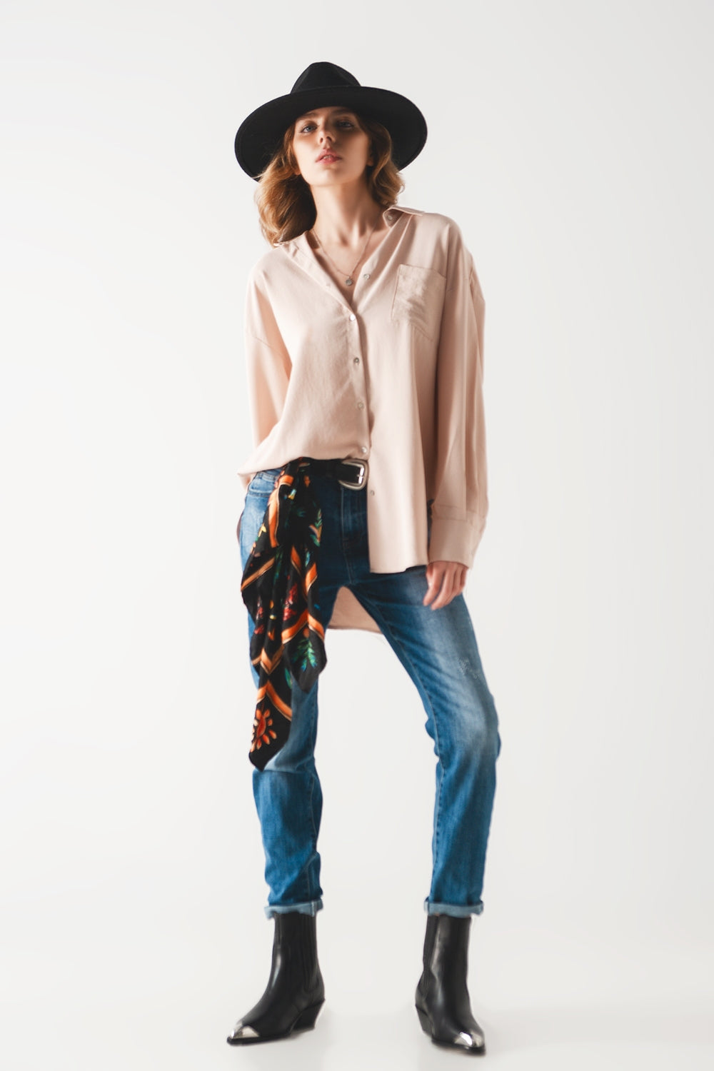 Camisa bege com detalhe de bolsillo
