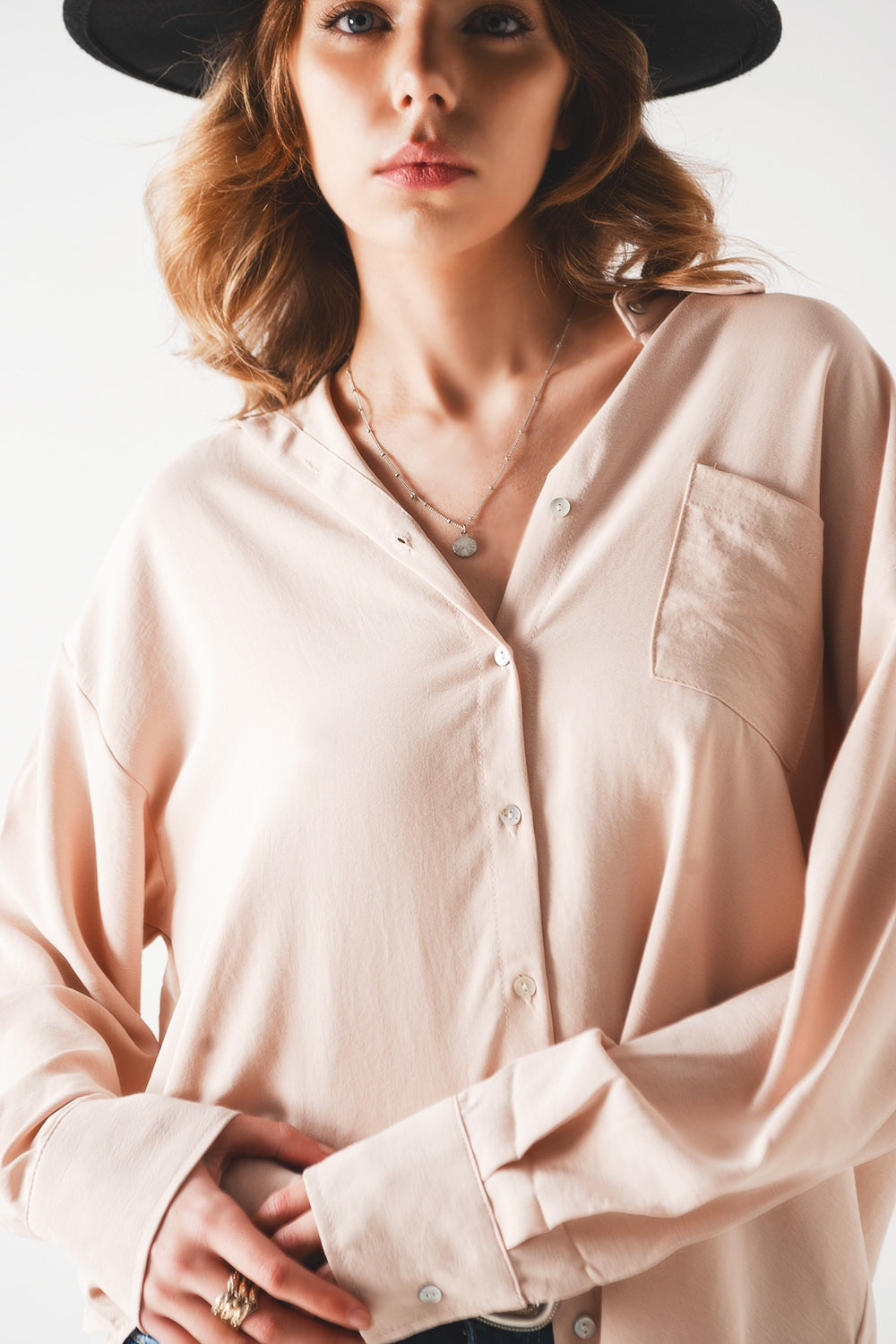 Camisa bege com detalhe de bolsillo
