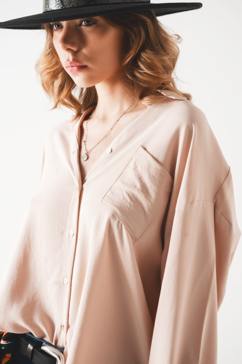 Camisa bege com detalhe de bolsillo