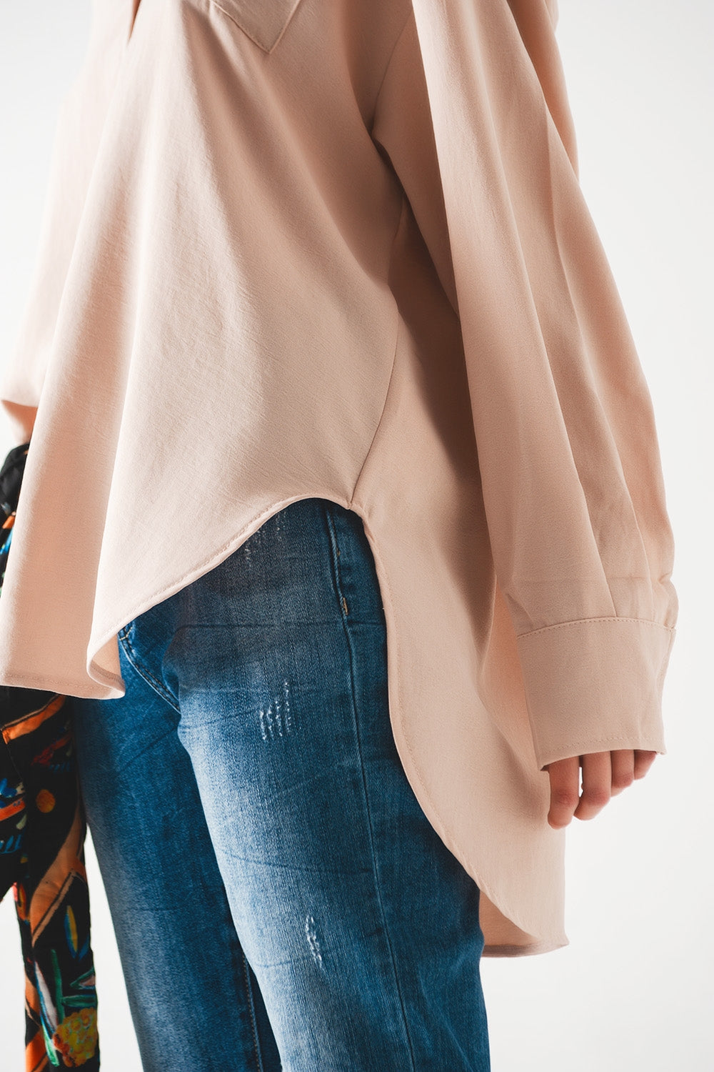 Camisa bege com detalhe de bolsillo