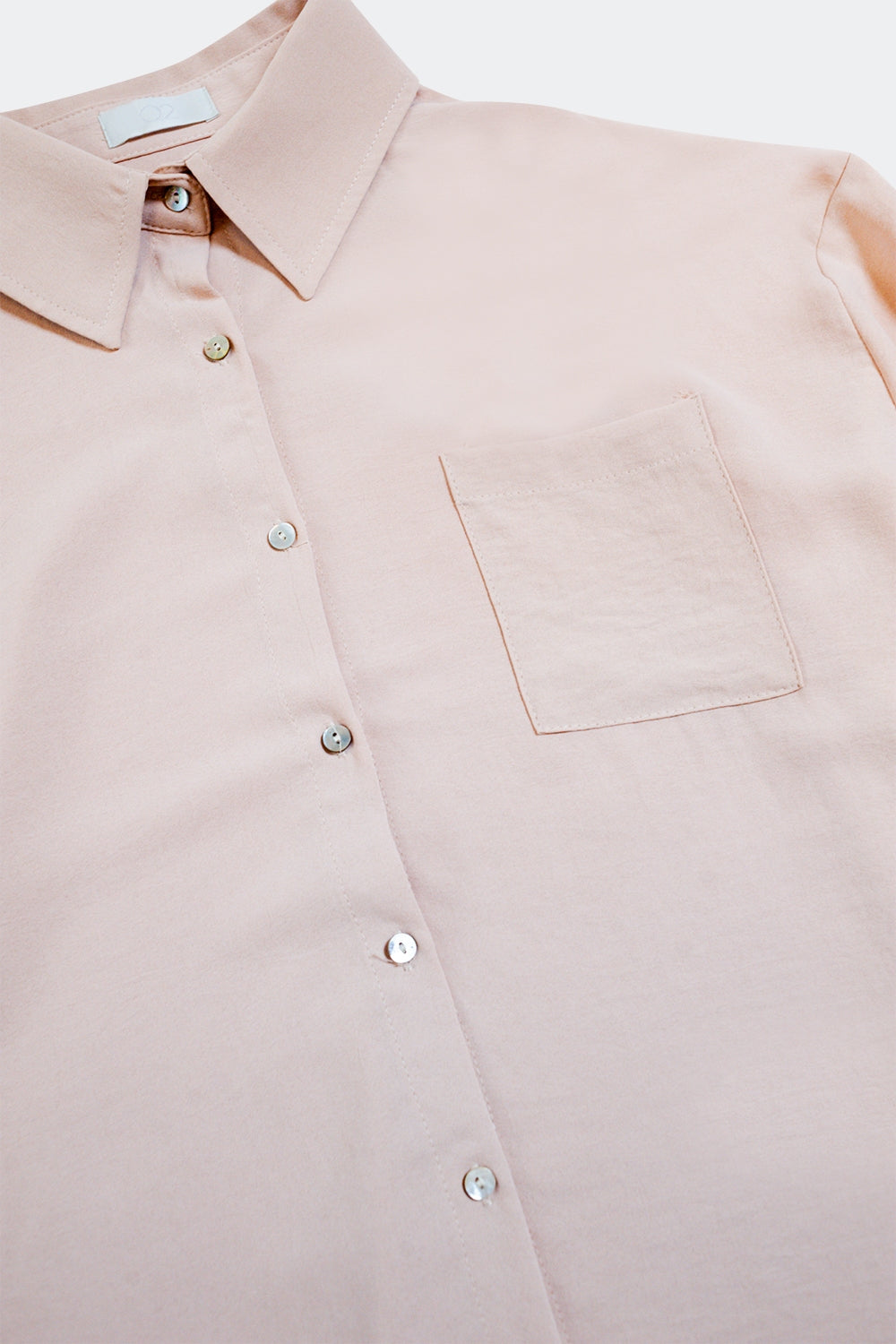 Camisa bege com detalhe de bolsillo