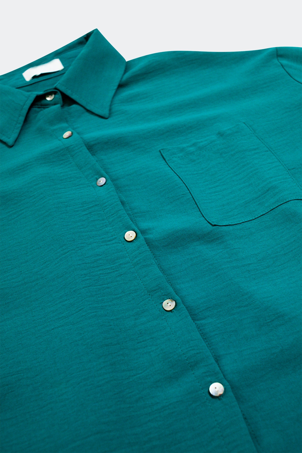 Camisa verde com detalhe de bolsillo