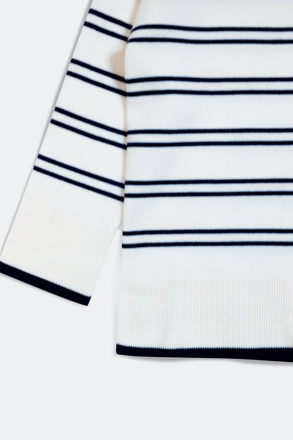 Camisola em branco com riscas marinhas