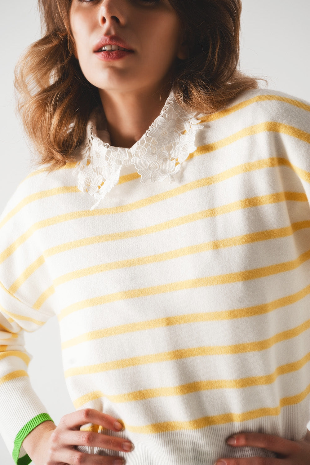 Camisola de listras amarelas e brancas