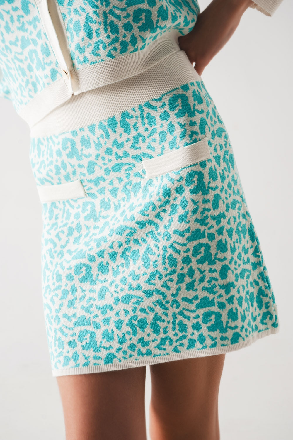 Mini saia de malha fina em estampado turquesa