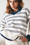 Camisola em branco com riscas marinhas