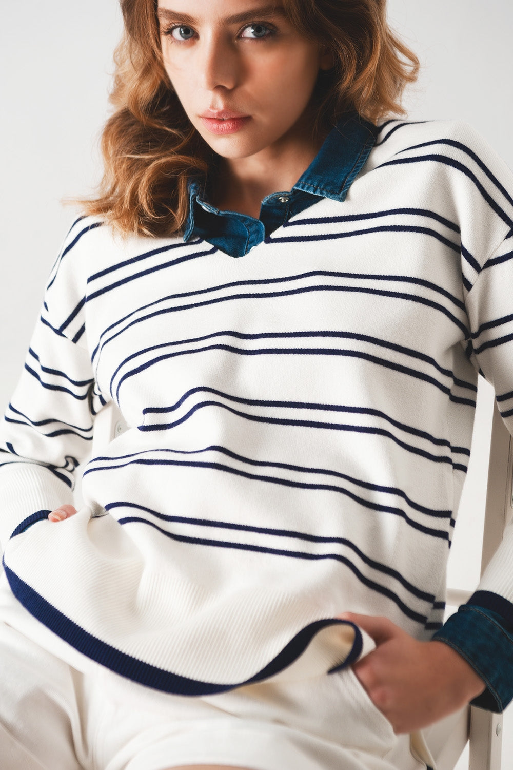Camisola em branco com riscas marinhas