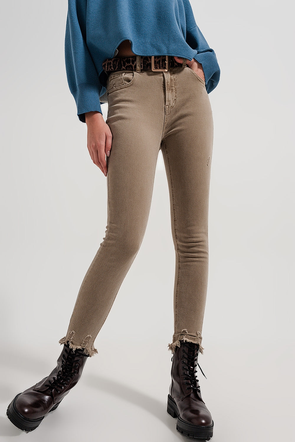 Calças de ganga skinny beges com bainhas inacabadas
