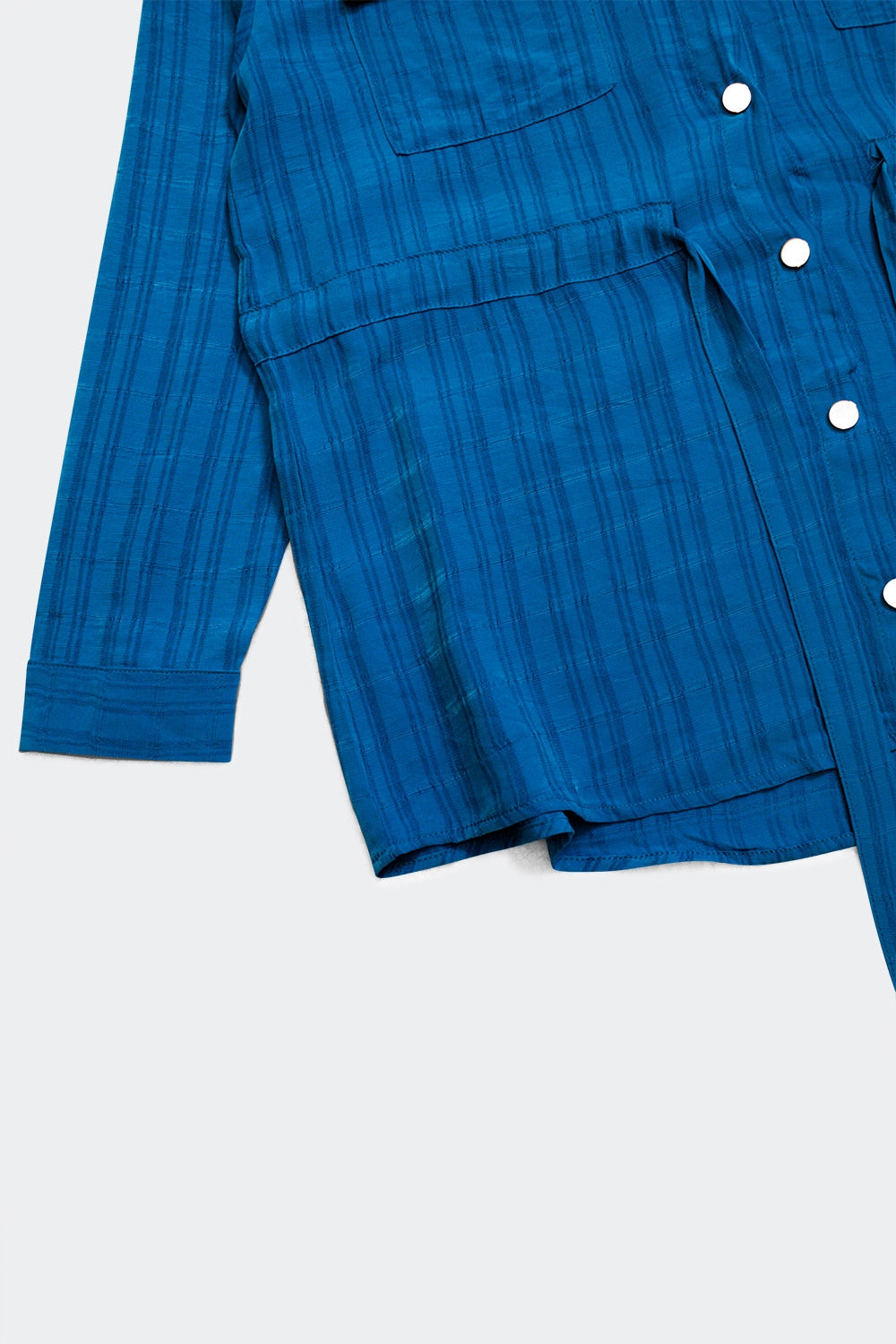 Camisa de manga comprida com cintura em azul
