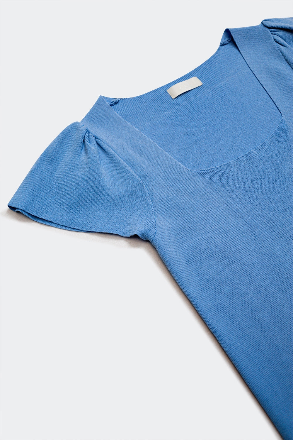 Camisola azul com decote quadrado e manga bufante