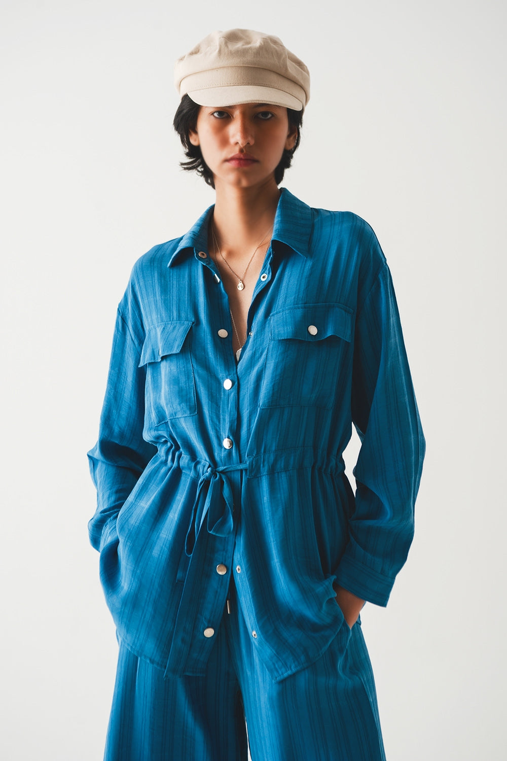 Camisa de manga comprida com cintura em azul