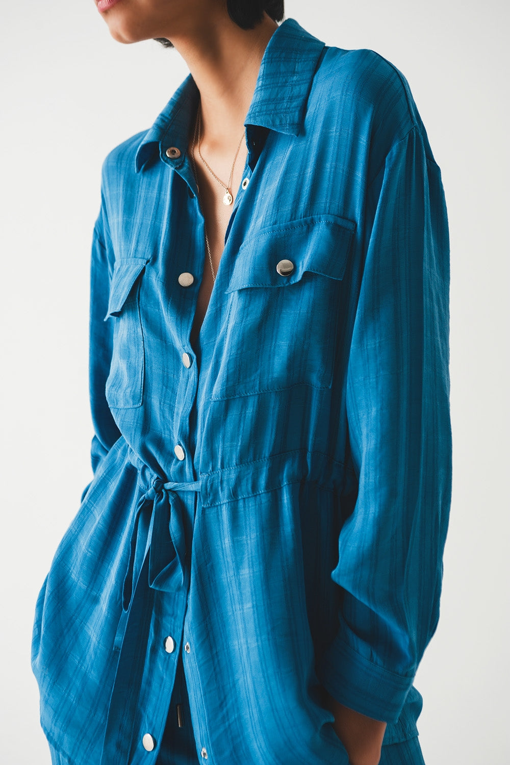 Camisa de manga comprida com cintura em azul