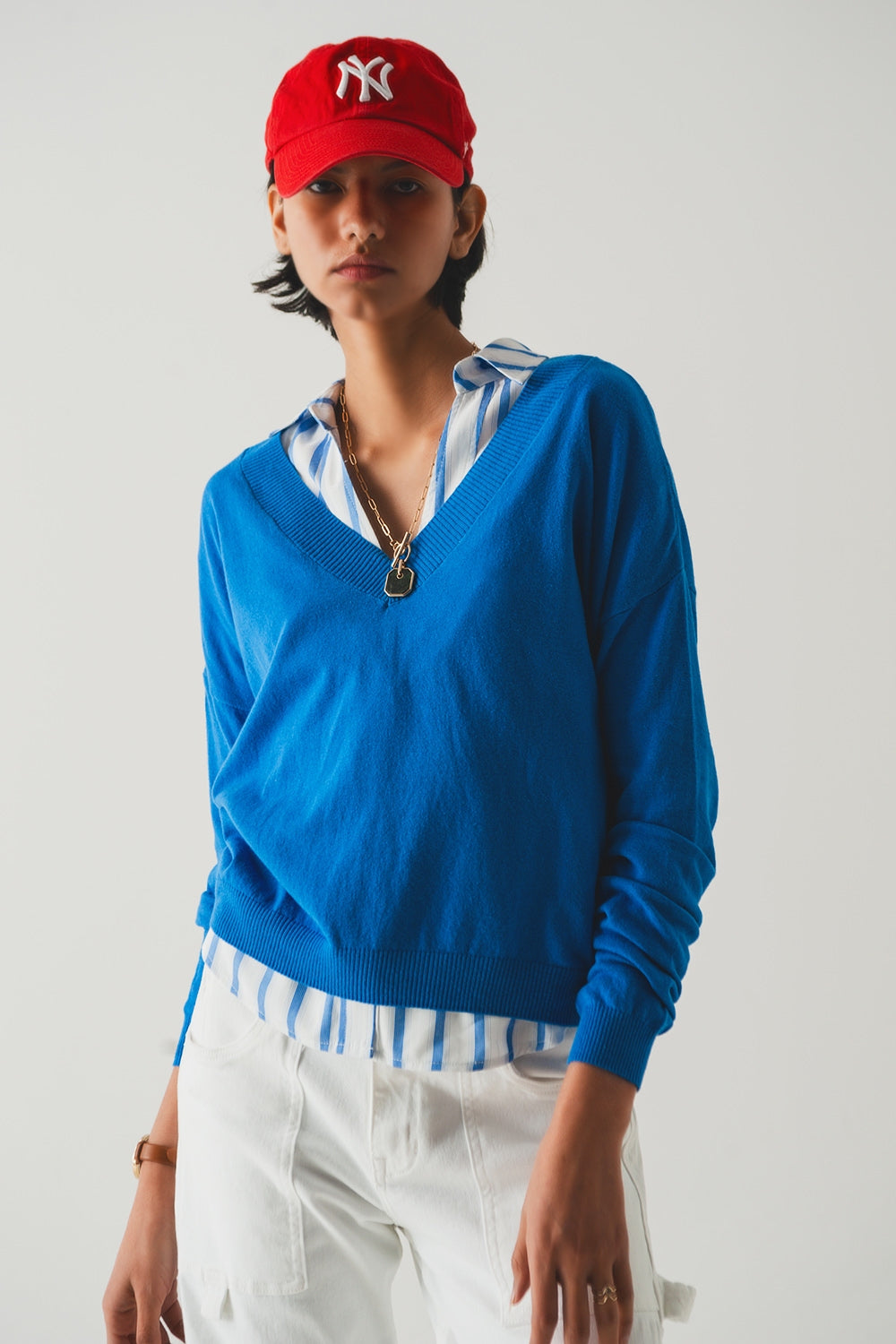 Camisola de malha fina azul com decote em bico