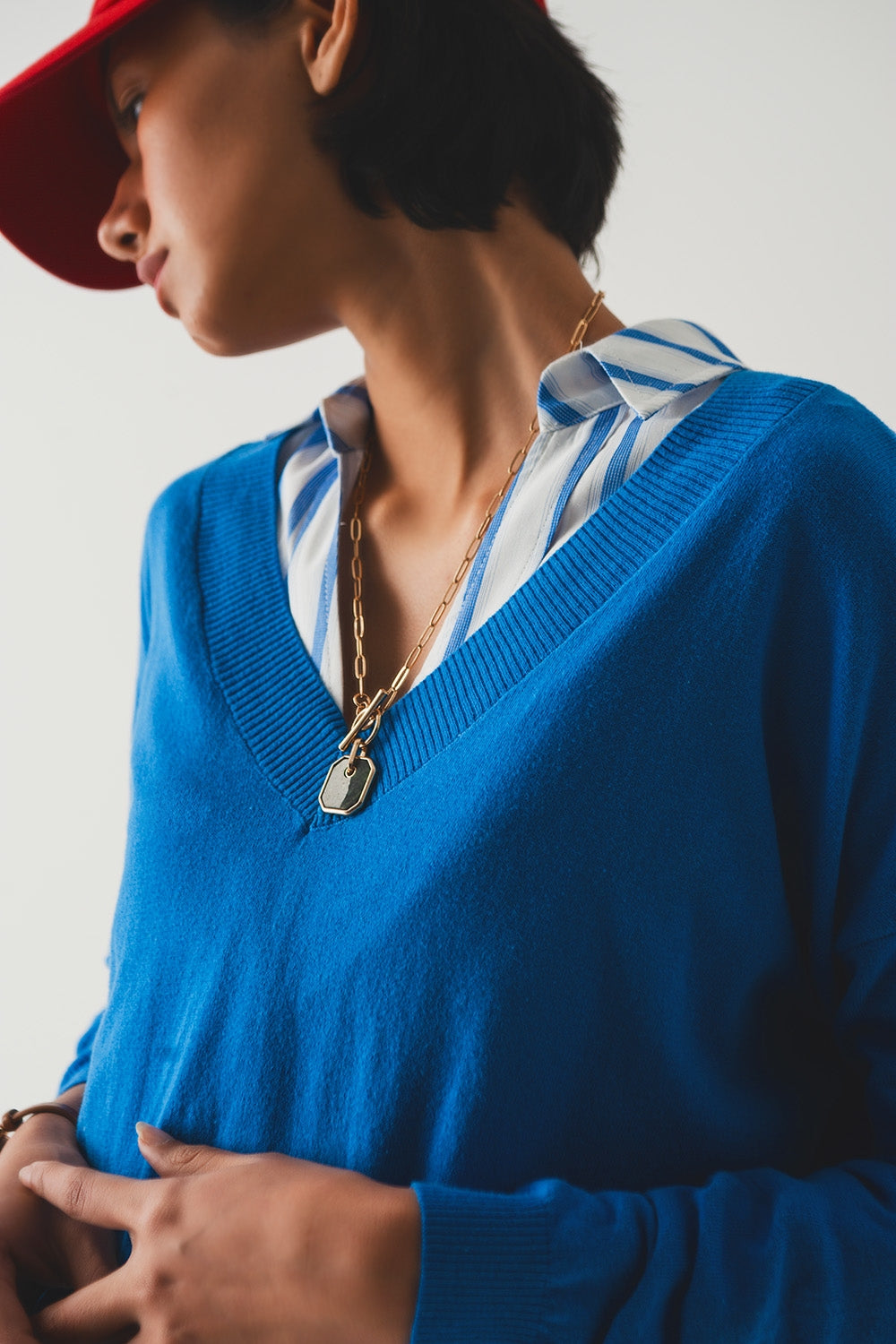 Camisola de malha fina azul com decote em bico