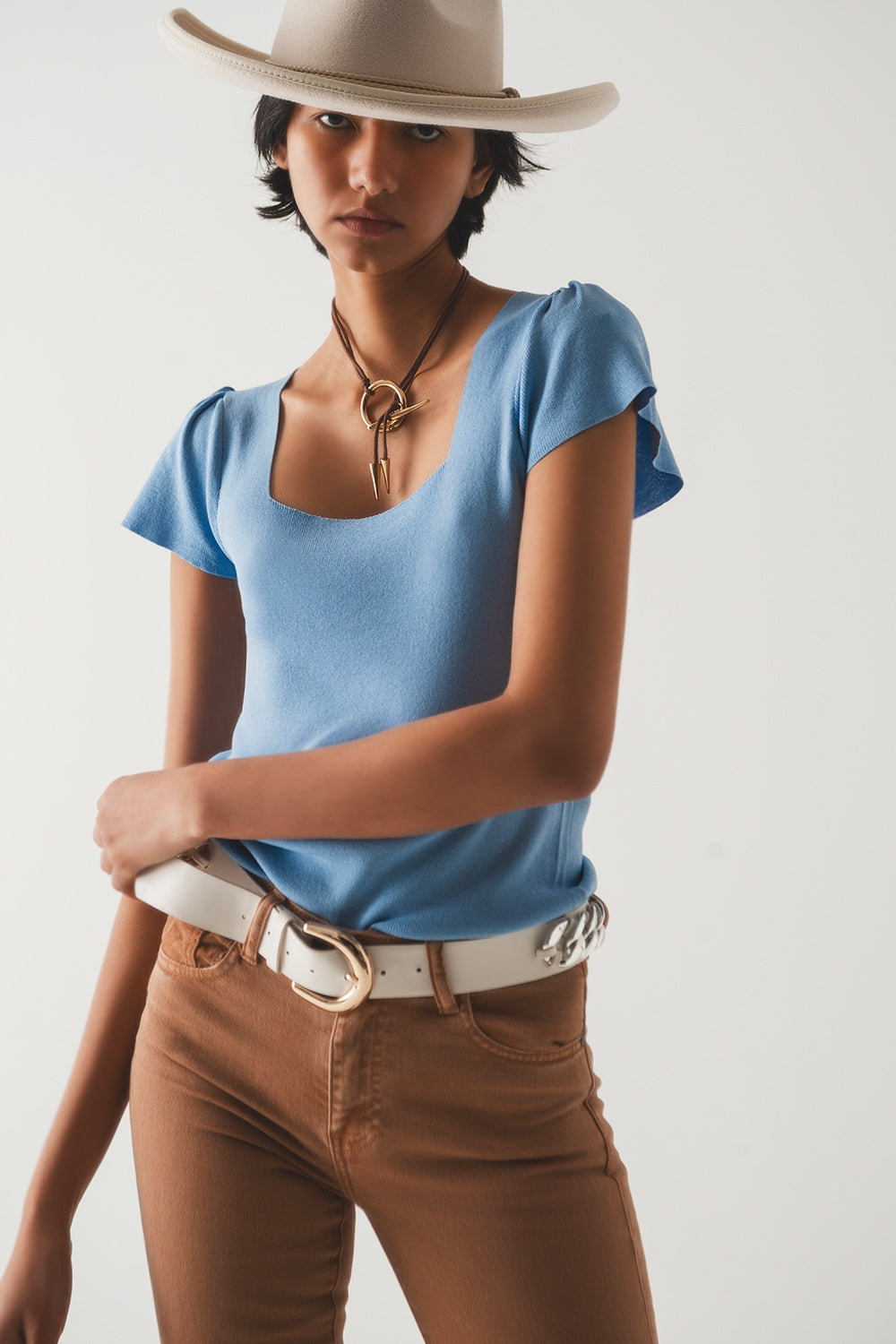 Camisola azul com decote quadrado e manga bufante