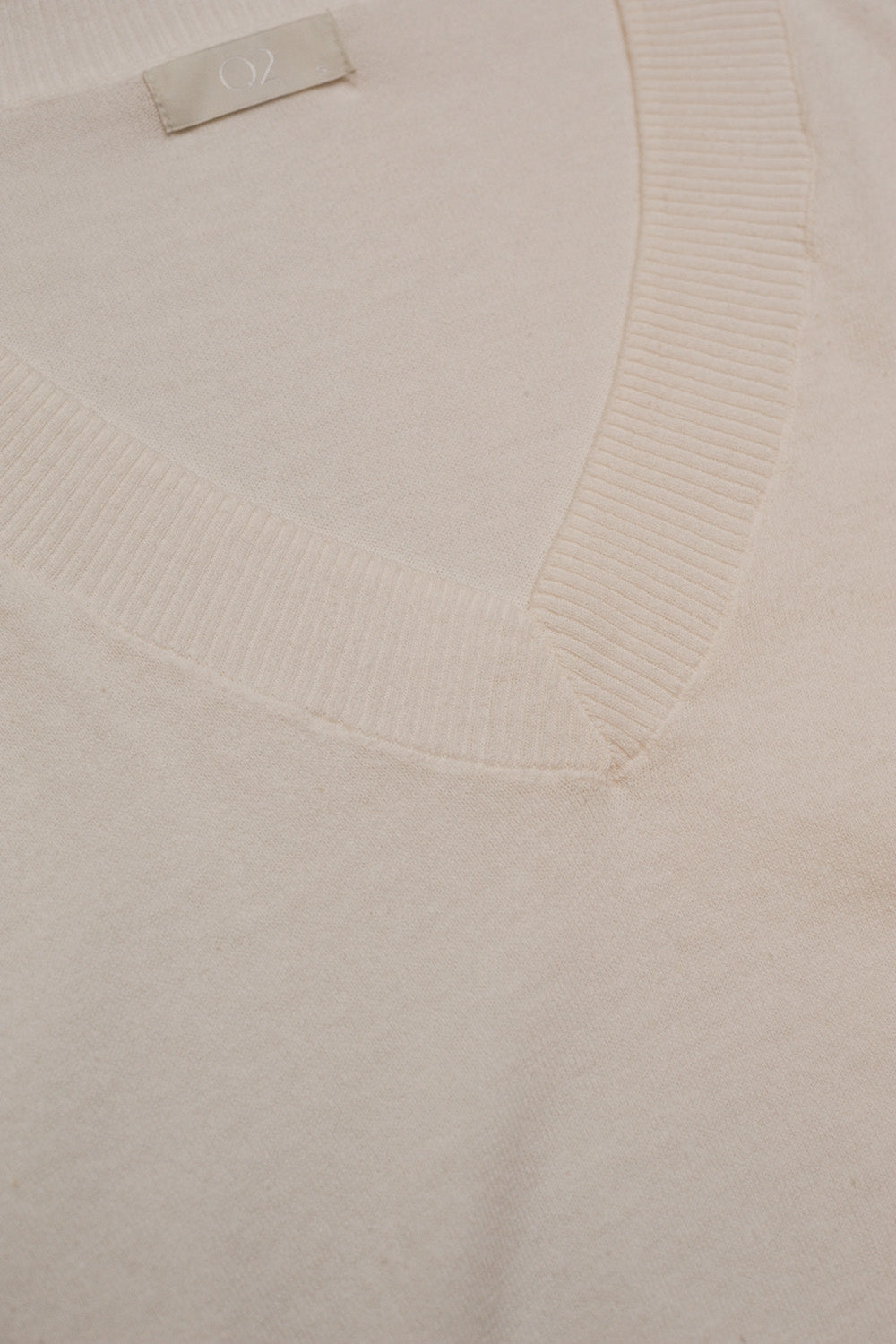 Camisola de malha fina branca com decote em bico