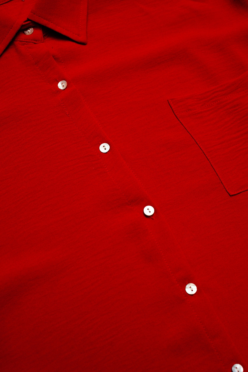 Camisa vermelha com detalhe de bolsillo