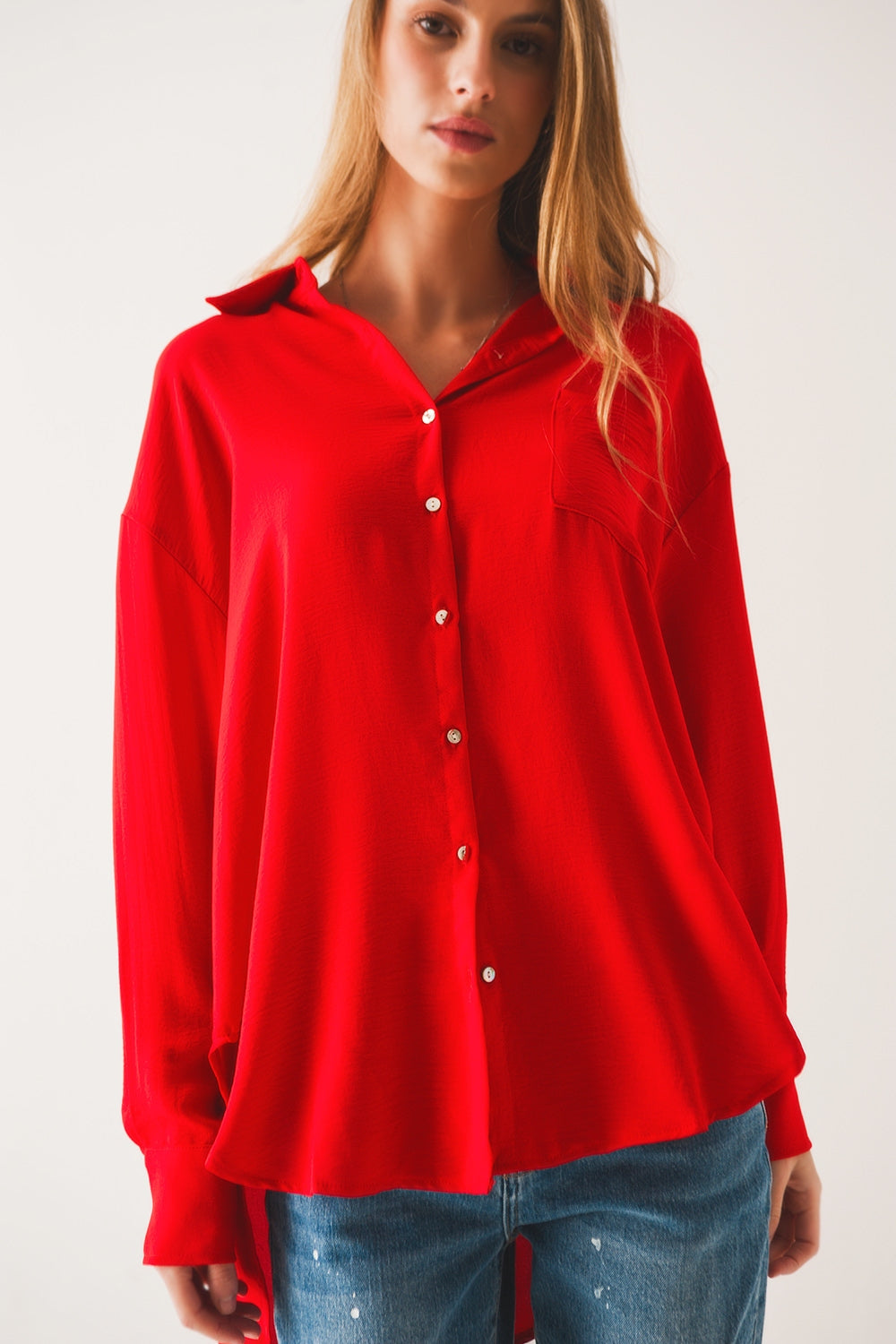 Camisa vermelha com detalhe de bolsillo