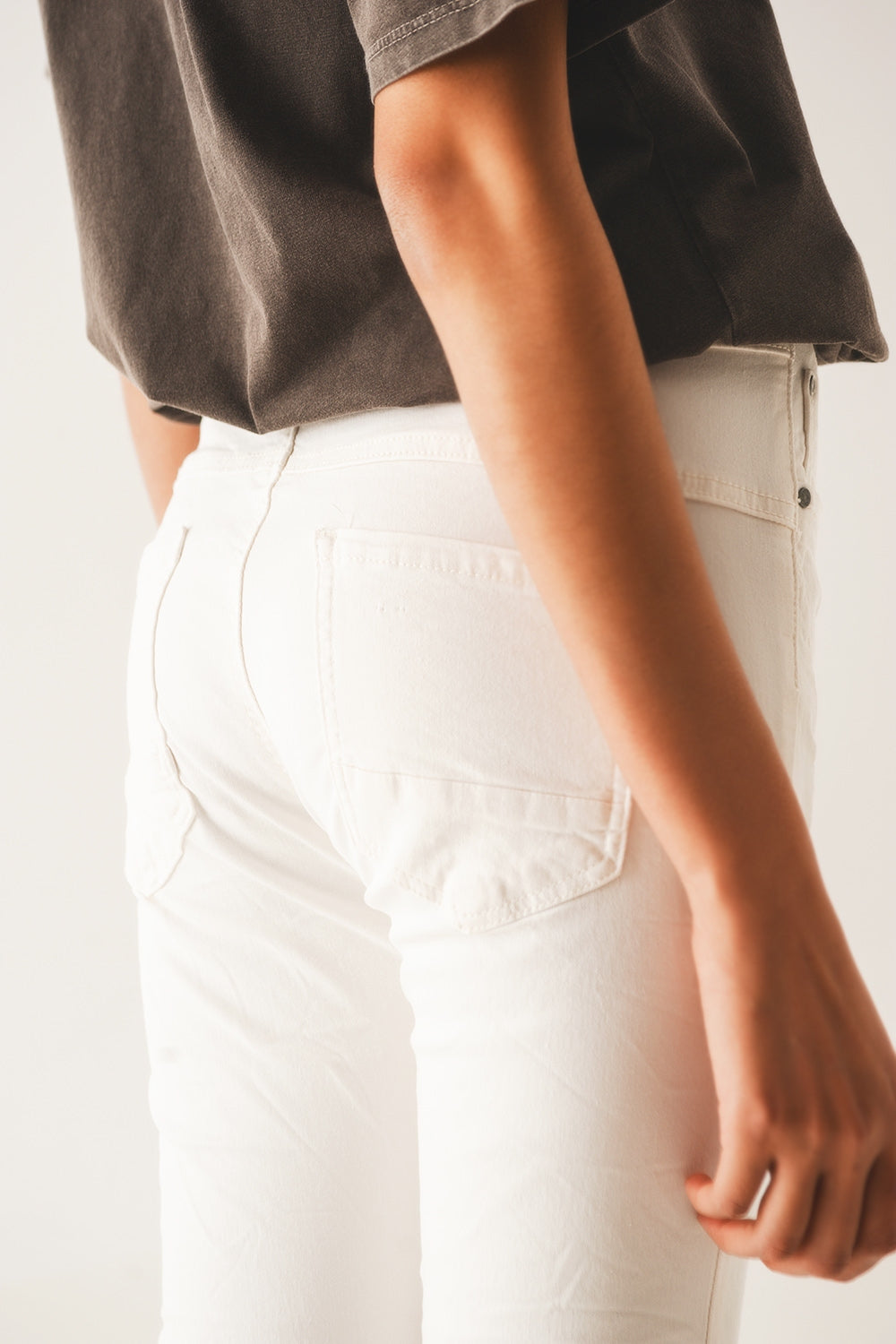 Calças de ganga skinny crema com fecho de botão exposto