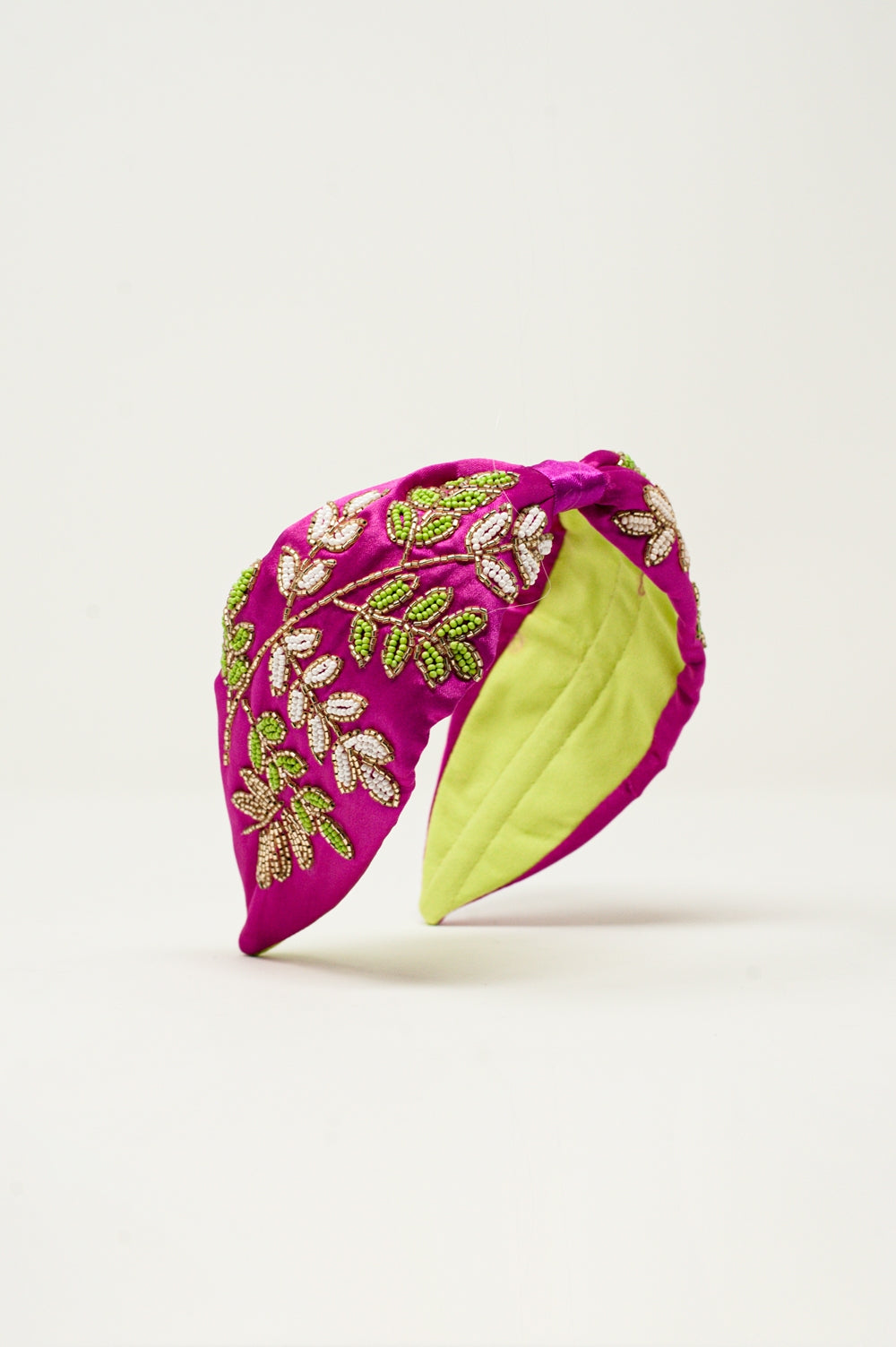 Banda de cabeça violeta decorada com pérolas
