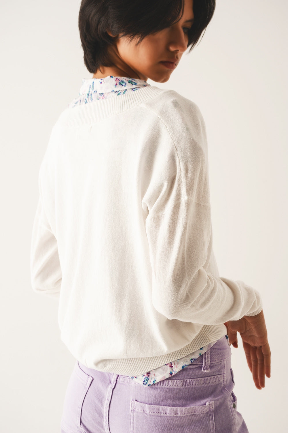 Camisola de malha fina branca com decote em bico