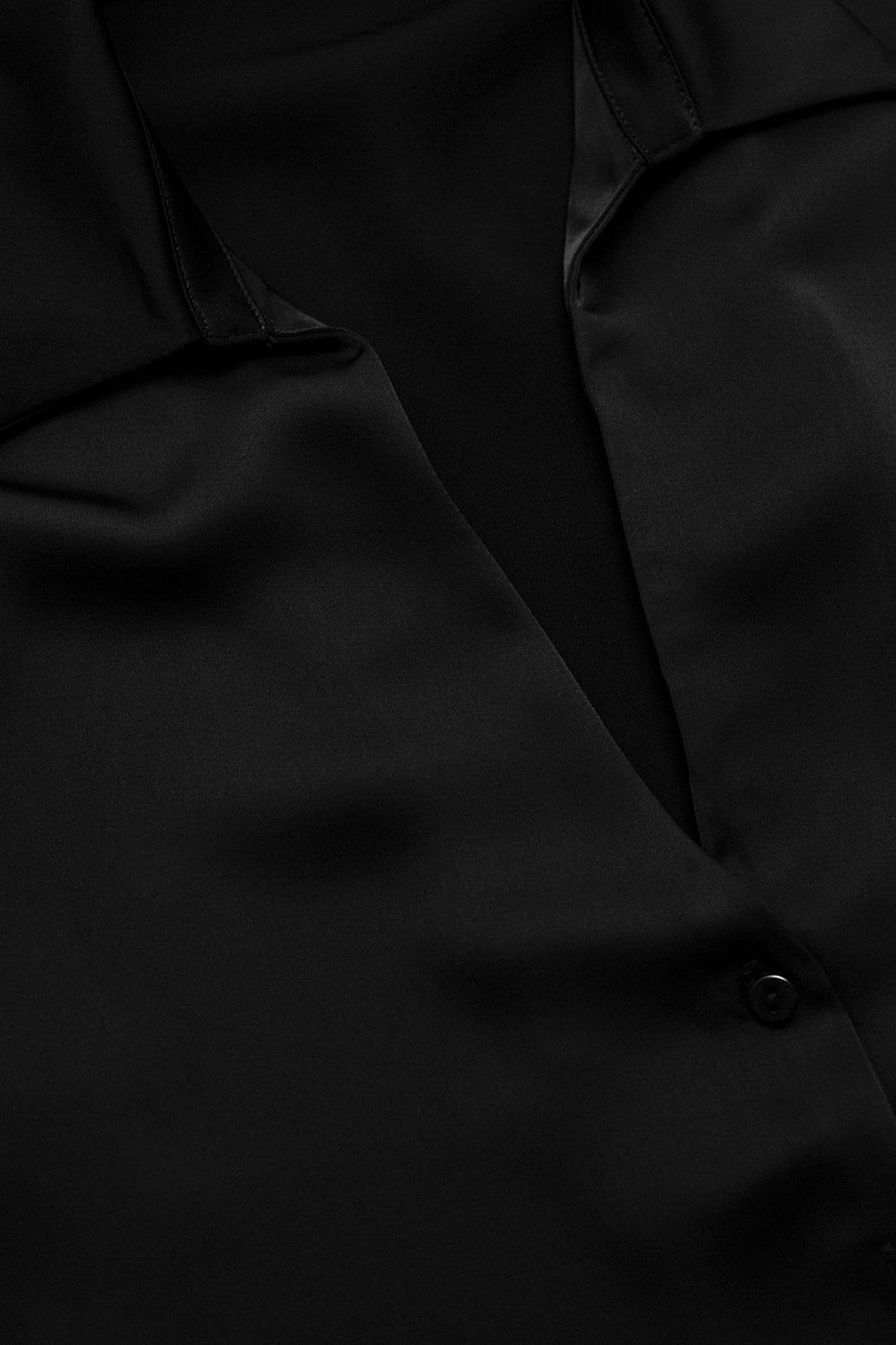 Camisa de cetim com pescoço em V preto