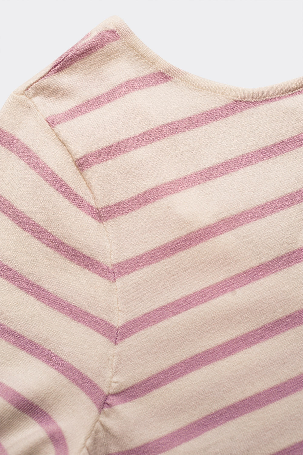 Camisola listrada com costas abertas e lacagem lilas