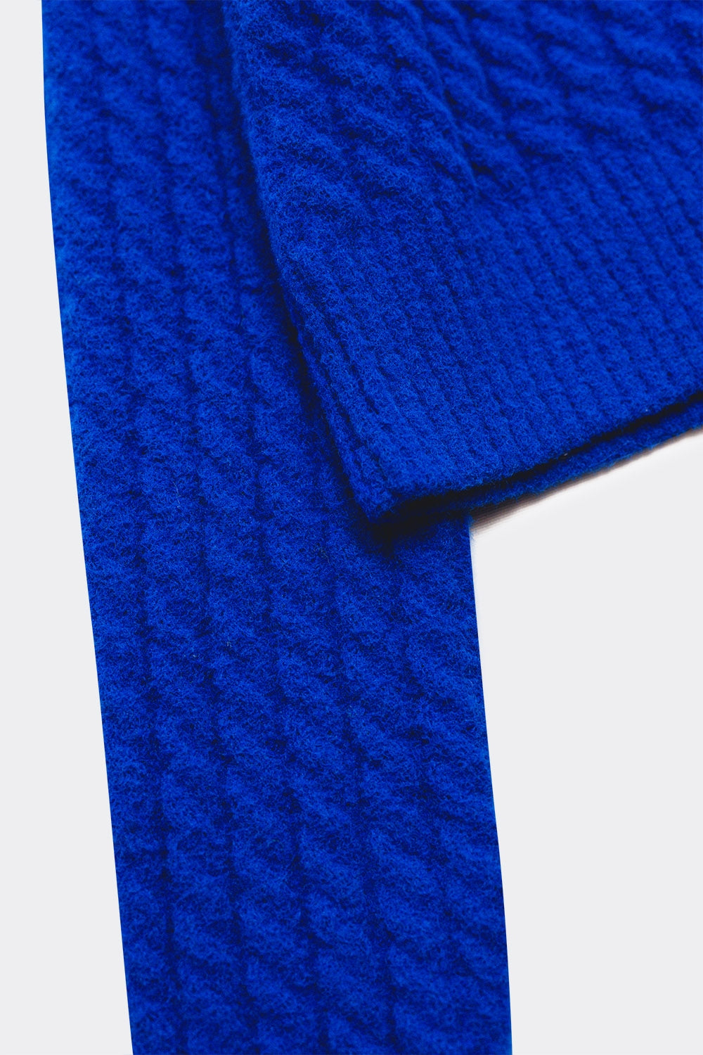 Camisola azul curta com desenho entrançado