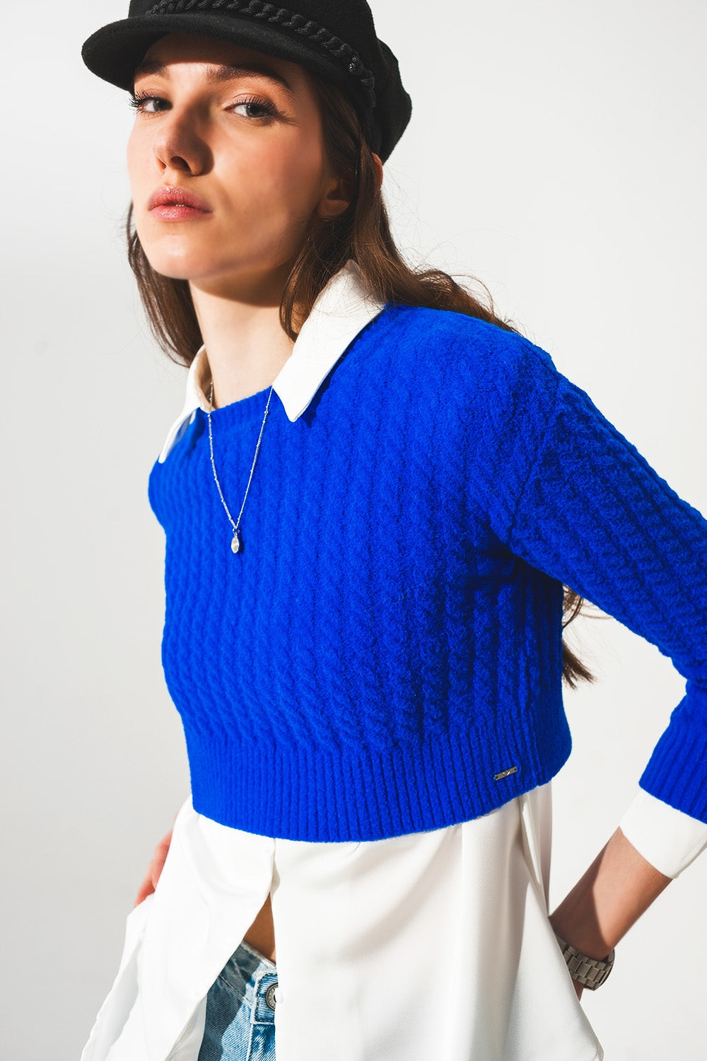Camisola azul curta com desenho entrançado