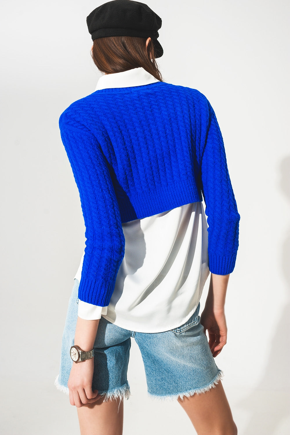 Camisola azul curta com desenho entrançado