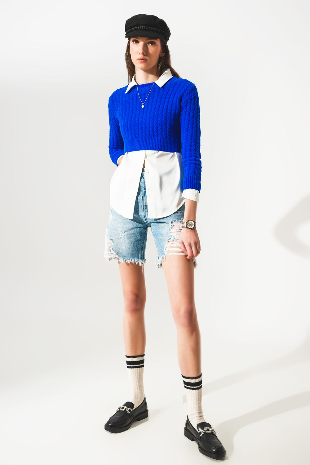 Camisola azul curta com desenho entrançado