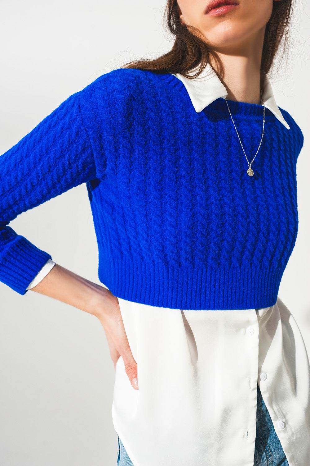 Camisola azul curta com desenho entrançado