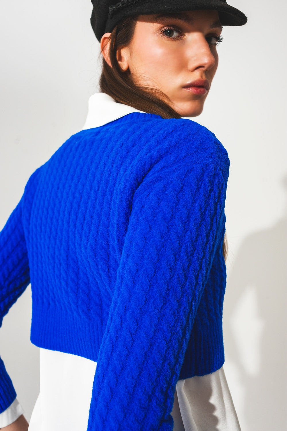 Camisola azul curta com desenho entrançado