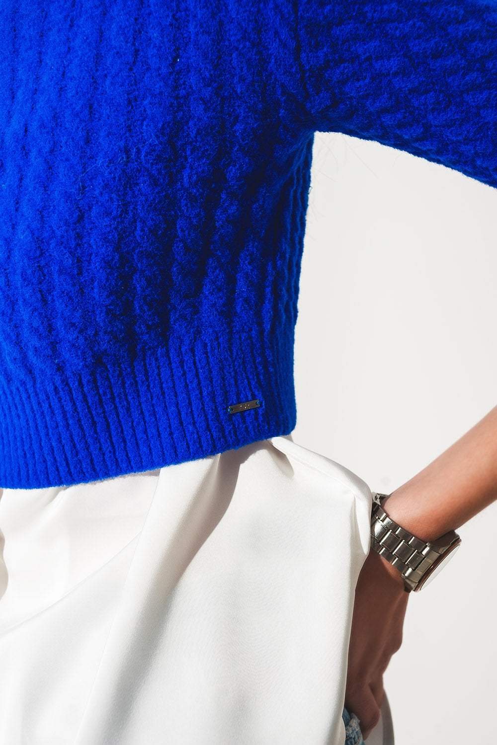 Camisola azul curta com desenho entrançado