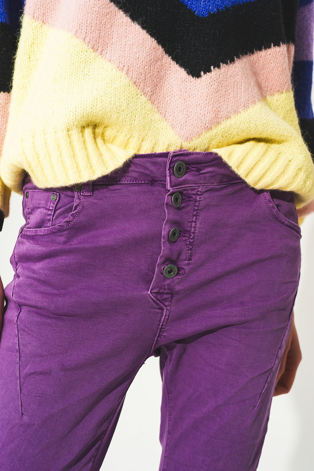 Calças de ganga skinny púrpura com fecho de botão exposto