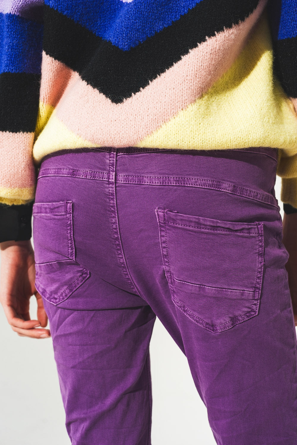 Calças de ganga skinny púrpura com fecho de botão exposto
