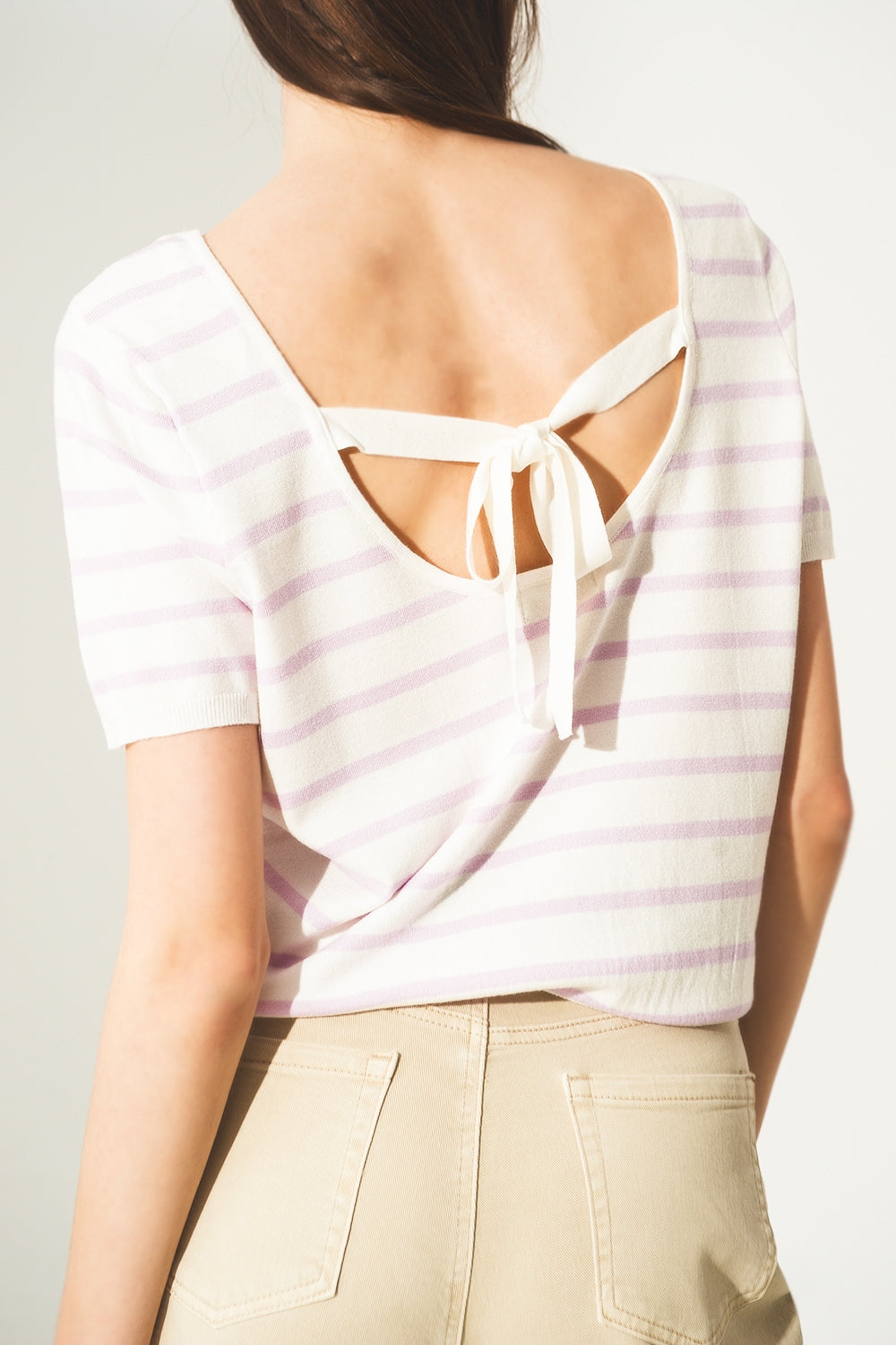 Camisola listrada com costas abertas e lacagem lilas