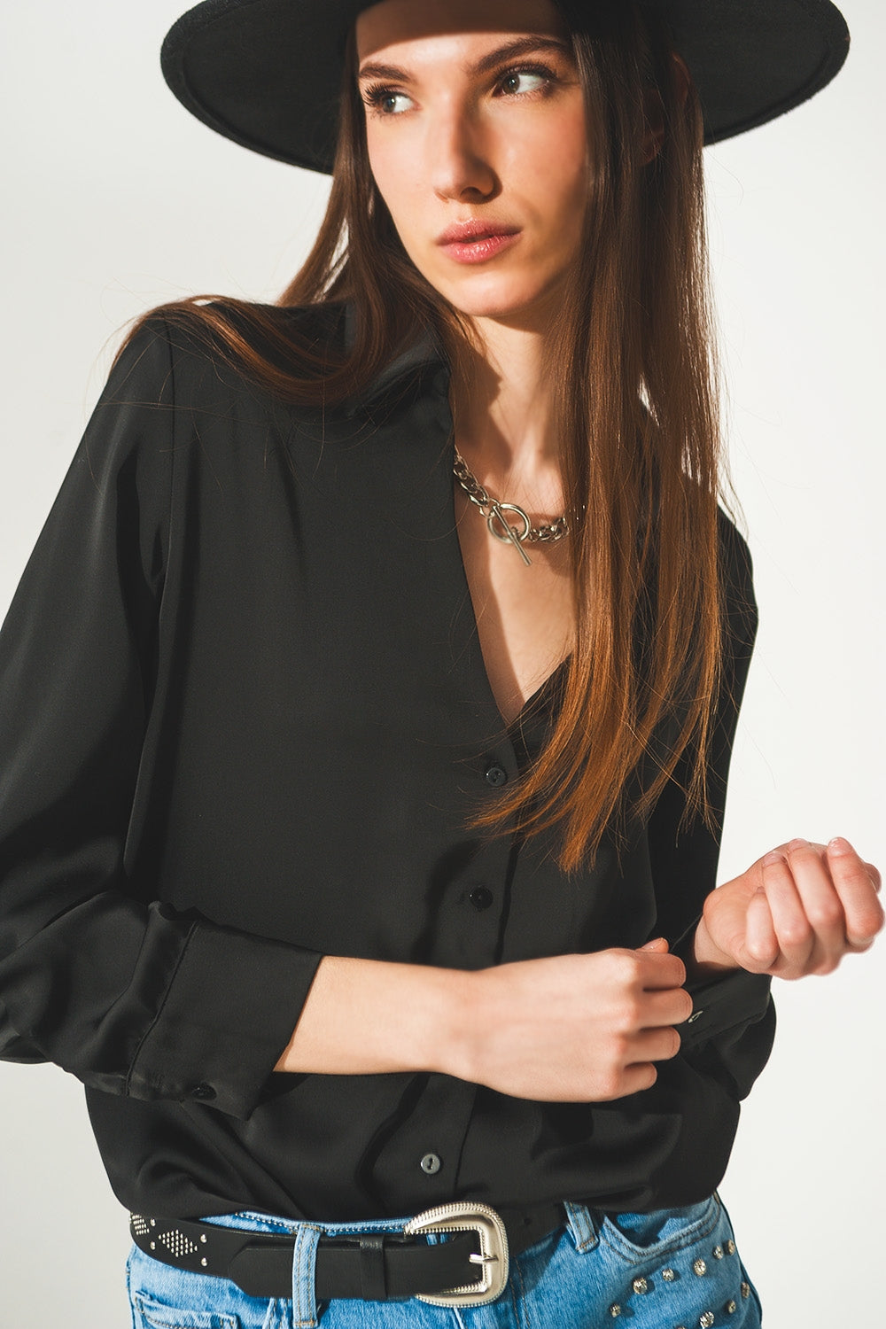Camisa de cetim com pescoço em V preto