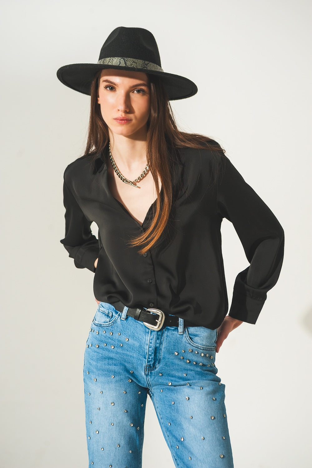 Camisa de cetim com pescoço em V preto