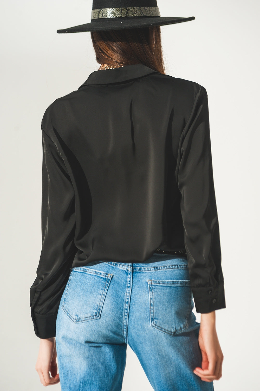 Camisa de cetim com pescoço em V preto