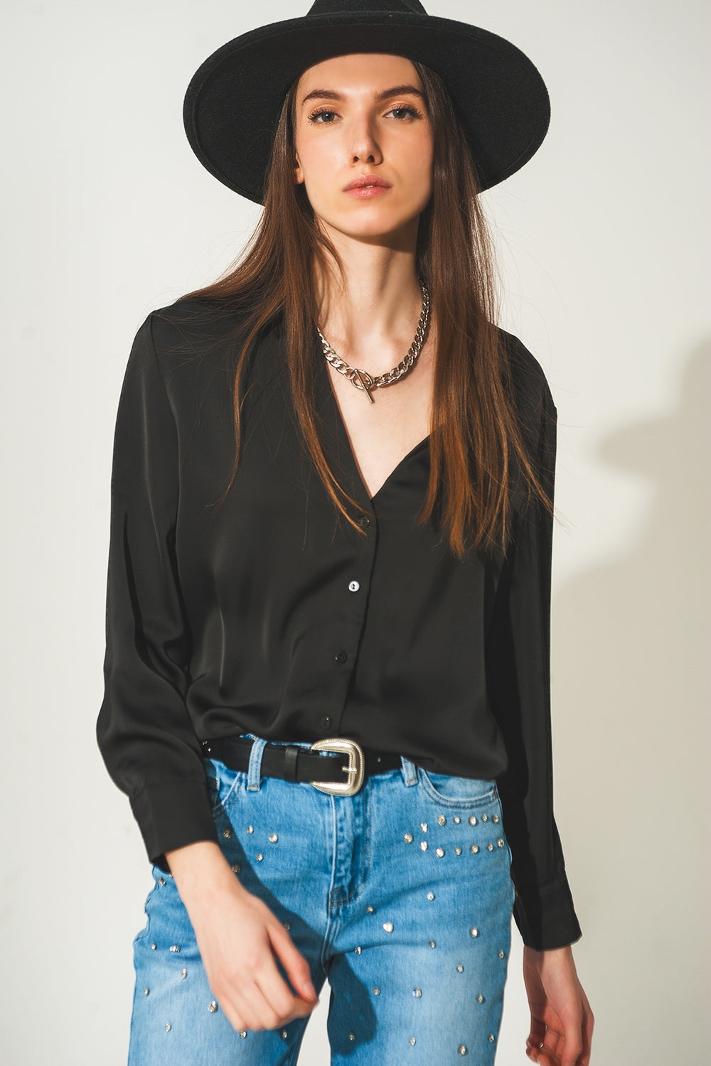 Camisa de cetim com pescoço em V preto