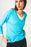 Top de manga comprida em modal azul com decote em V preto