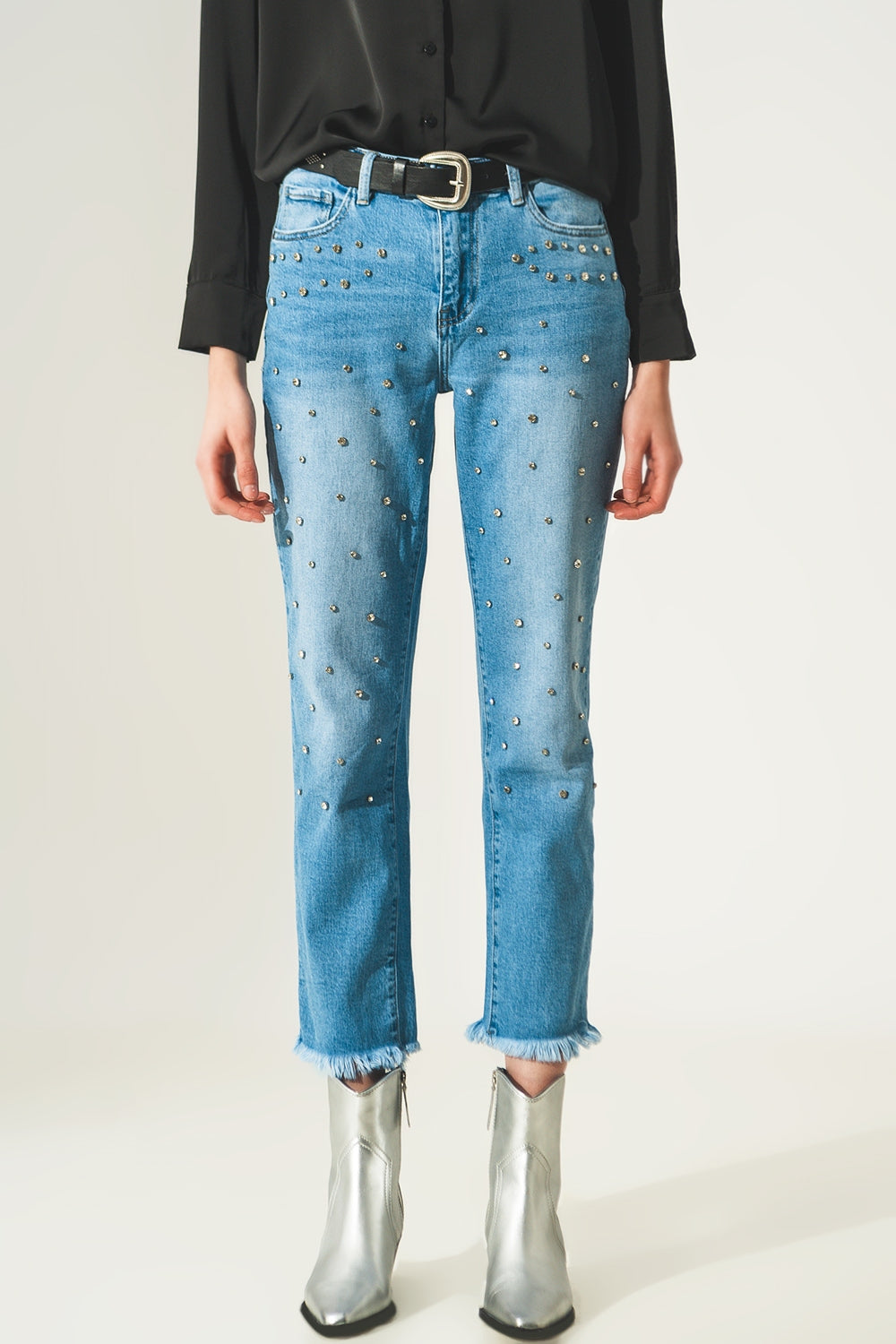 Jeans de lavagem leve com adornos de strass