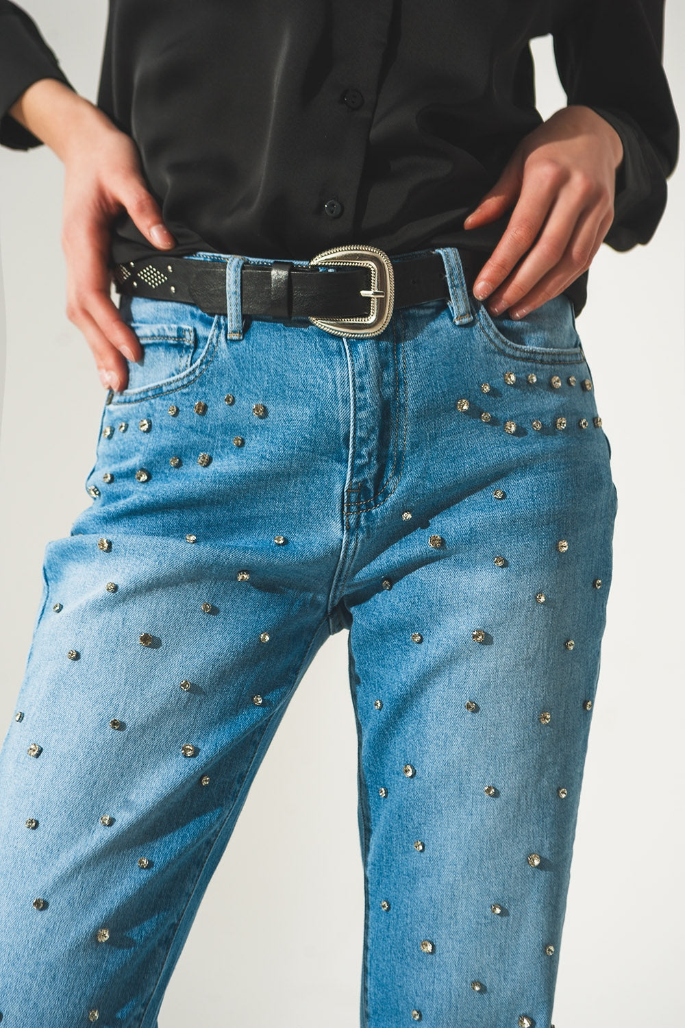Jeans de lavagem leve com adornos de strass