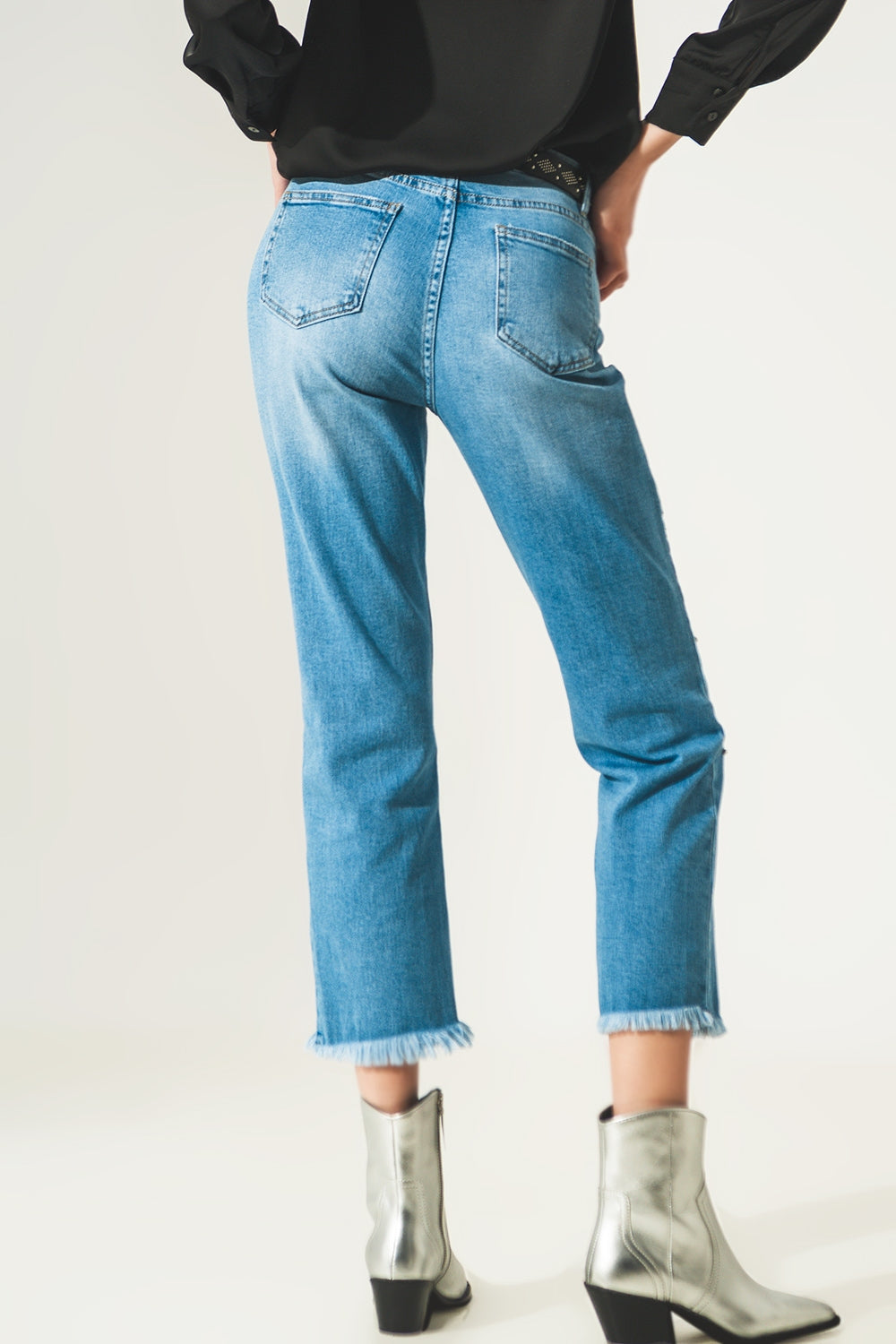 Jeans de lavagem leve com adornos de strass