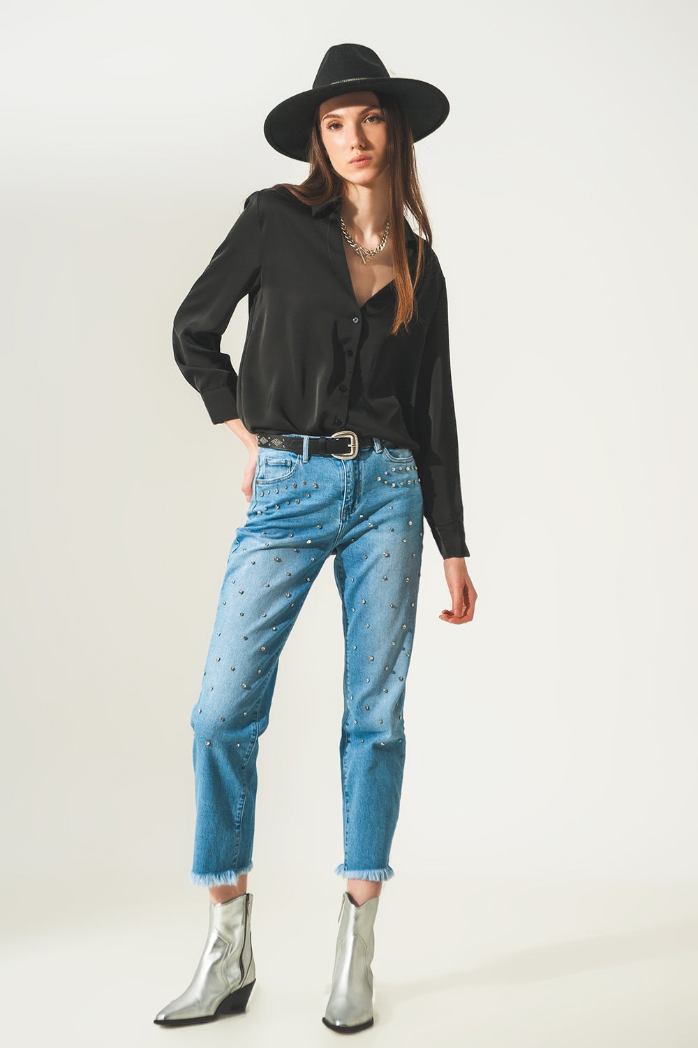 Jeans de lavagem leve com adornos de strass