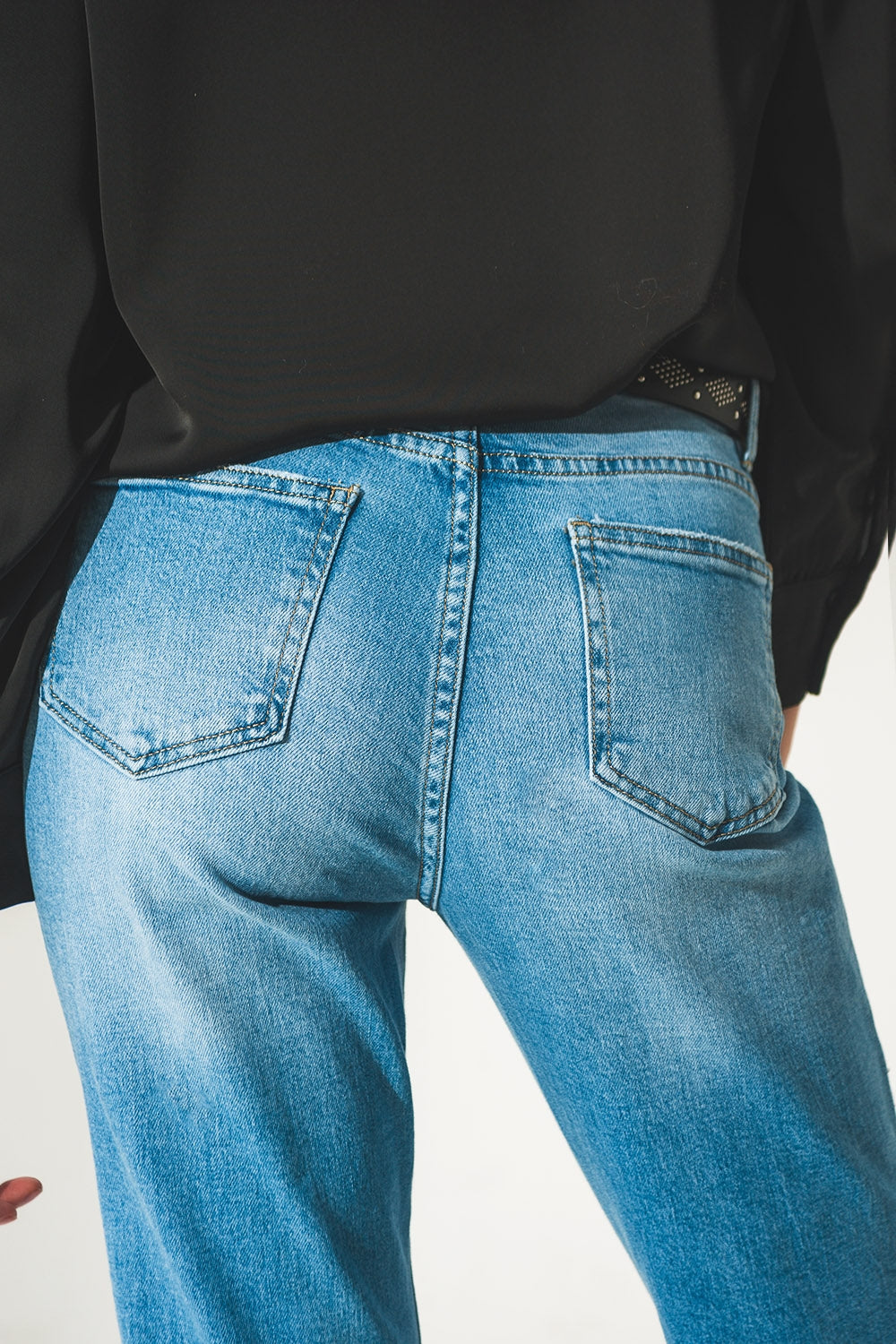 Jeans de lavagem leve com adornos de strass