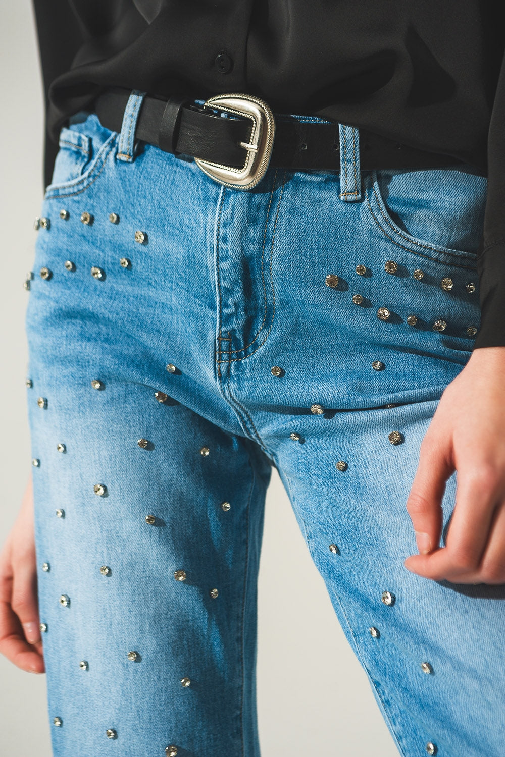 Jeans de lavagem leve com adornos de strass